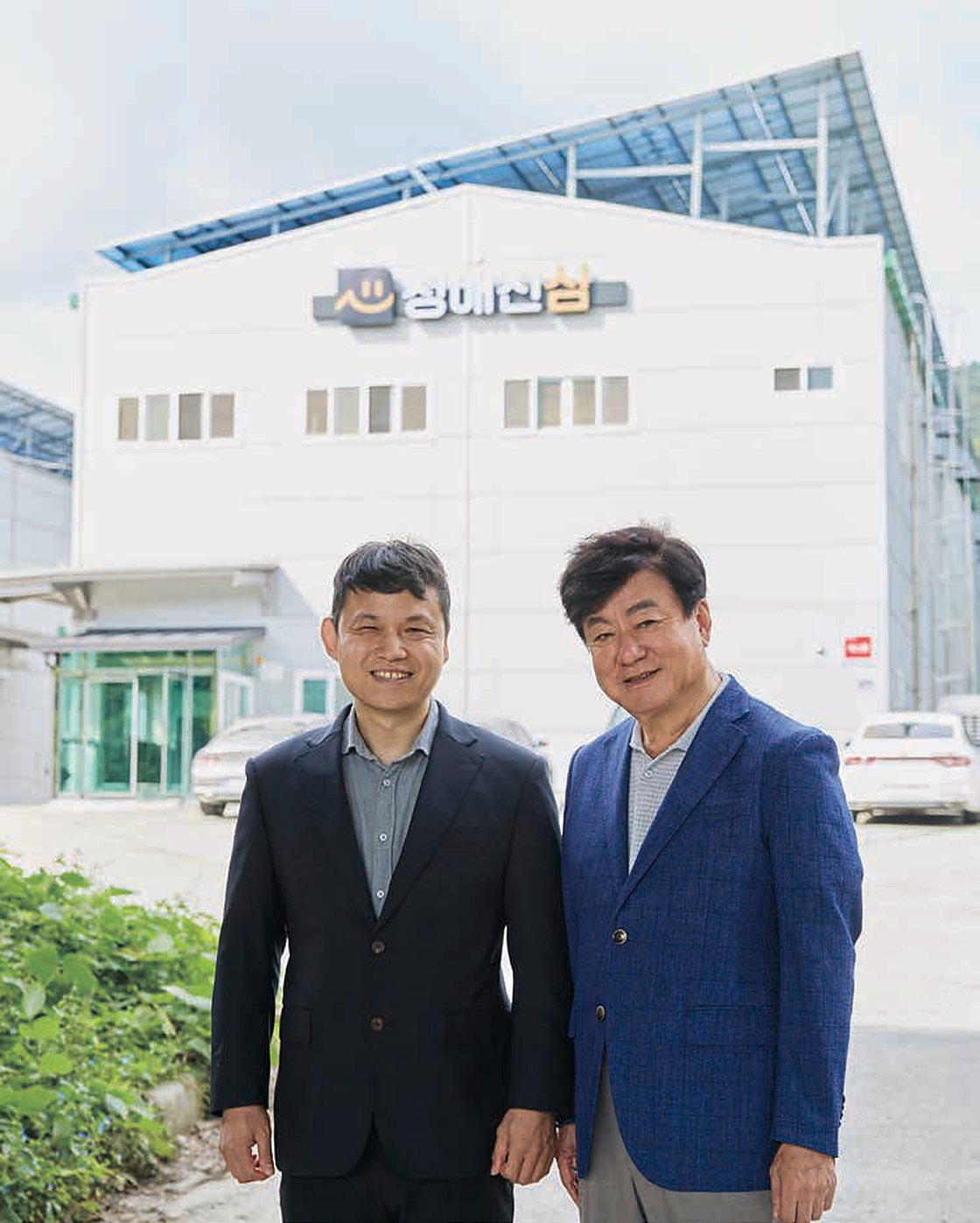 CEO Sung-gwan Yi and founder In-hwan Yi in front of the CHEONG AE JIN SIM facility